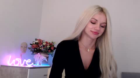 Snapshot of missemma1111 chatting on 12.05.24 EMMA online show from 12.05.24