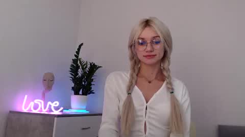 Snapshot of missemma1111 chatting on 12.08.24 EMMA online show from 12.08.24