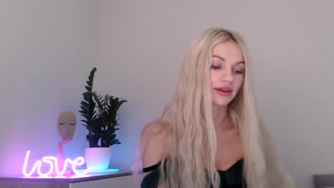 Snapshot of missemma1111 chatting on 01.03.25 EMMA online show from 01.03.25