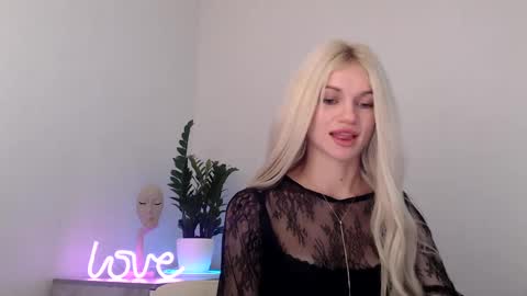 Snapshot of missemma1111 chatting on 01.04.25 EMMA online show from 01.04.25