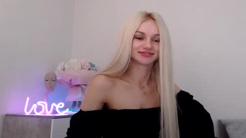 Snapshot of missemma1111 chatting on 01.08.25 EMMA online show from 01.08.25