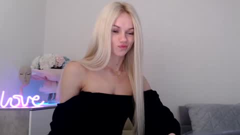 Snapshot of missemma1111 chatting on 01.09.25 EMMA online show from 01.09.25