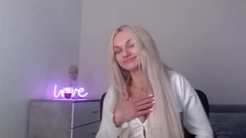 Snapshot of missemma1111 chatting on 09.09.25 EMMA online show from 09.09.25