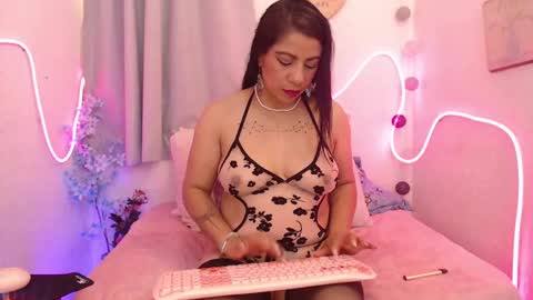 Snapshot of misskendall_hot chatting on 12.31.24 online show from 12.31.24