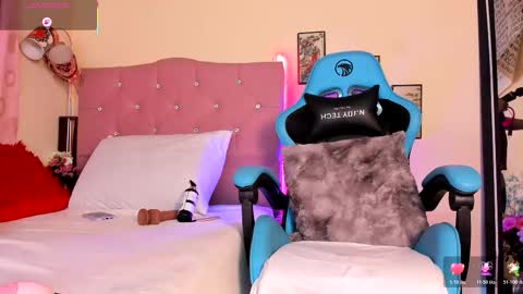 Snapshot of misskendall_hot chatting on 10.25.25 online show from 10.25.25