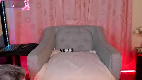 Snapshot of misskendall_hot chatting on 11.30.25 online show from 11.30.25