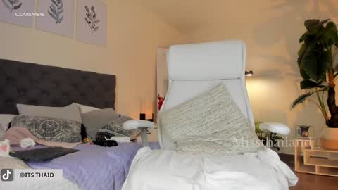 Snapshot of missthailand_ chatting on 01.22.25 Fernanda Davila online show from 01.22.25