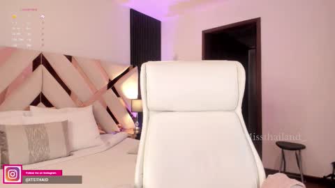 Snapshot of missthailand_ chatting on 11.18.25 Fernanda Davila online show from 11.18.25