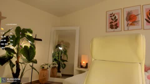 Valeria Davila online show from 12.04.25