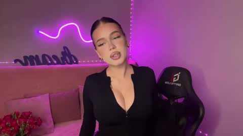 Mia online show from 11.06.25