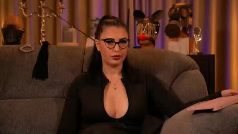 Snapshot of mistresskellykent chatting on 09.15.25 Mistress Kelly online show from 09.15.25