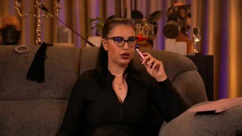 Snapshot of mistresskellykent chatting on 09.20.25 Mistress Kelly online show from 09.20.25