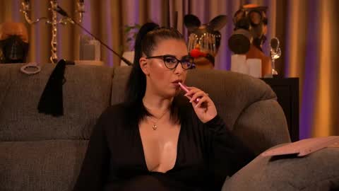 Snapshot of mistresskellykent chatting on 09.21.25 Mistress Kelly online show from 09.21.25