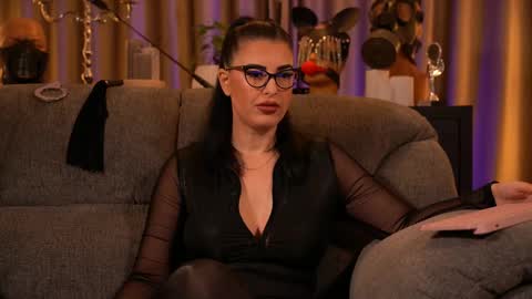 Snapshot of mistresskellykent chatting on 09.21.25 Mistress Kelly online show from 09.21.25