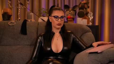 Snapshot of mistresskellykent chatting on 09.28.25 Mistress Kelly online show from 09.28.25