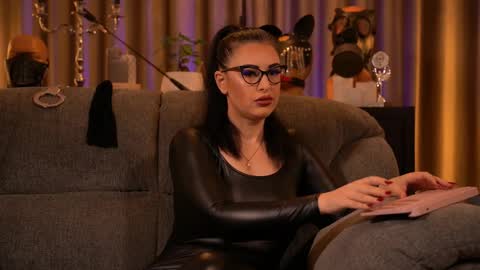 Snapshot of mistresskellykent chatting on 10.02.25 Mistress Kelly online show from 10.02.25