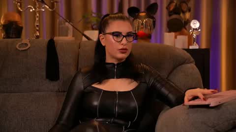 Snapshot of mistresskellykent chatting on 10.11.25 Mistress Kelly online show from 10.11.25