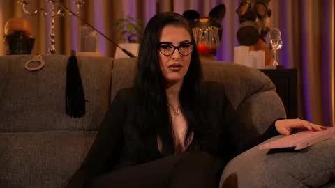 Snapshot of mistresskellykent chatting on 10.16.25 Mistress Kelly online show from 10.16.25