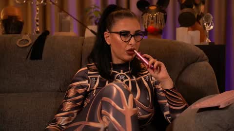 Snapshot of mistresskellykent chatting on 10.20.25 Mistress Kelly online show from 10.20.25