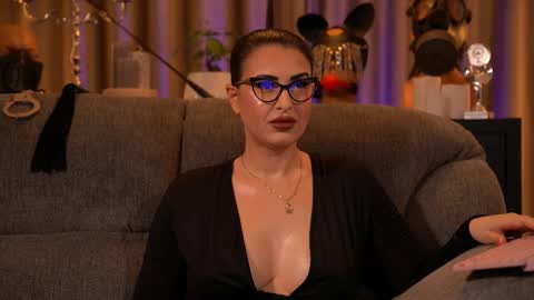 Snapshot of mistresskellykent chatting on 11.03.25 Mistress Kelly online show from 11.03.25