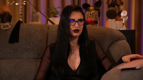 Snapshot of mistresskellykent chatting on 11.11.25 Mistress Kelly online show from 11.11.25