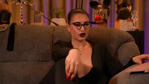 Snapshot of mistresskellykent chatting on 11.14.25 Mistress Kelly online show from 11.14.25