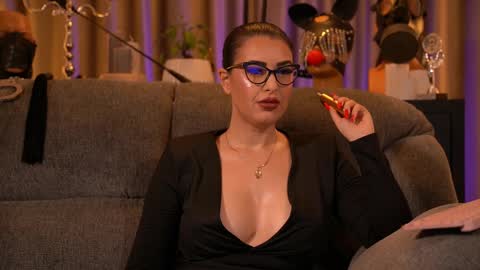 Snapshot of mistresskellykent chatting on 11.15.25 Mistress Kelly online show from 11.15.25