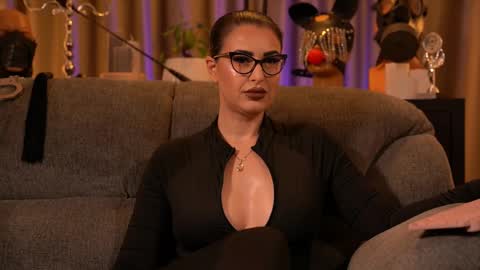 Snapshot of mistresskellykent chatting on 11.17.25 Mistress Kelly online show from 11.17.25