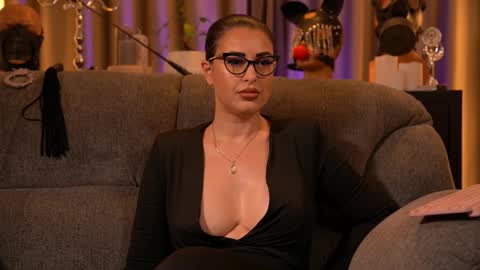 Snapshot of mistresskellykent chatting on 11.23.25 Mistress Kelly online show from 11.23.25