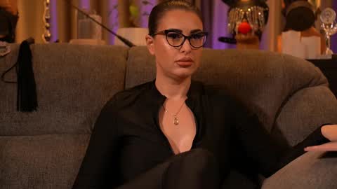 Snapshot of mistresskellykent chatting on 11.23.25 Mistress Kelly online show from 11.23.25