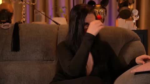 Snapshot of mistresskellykent chatting on 11.25.25 Mistress Kelly online show from 11.25.25