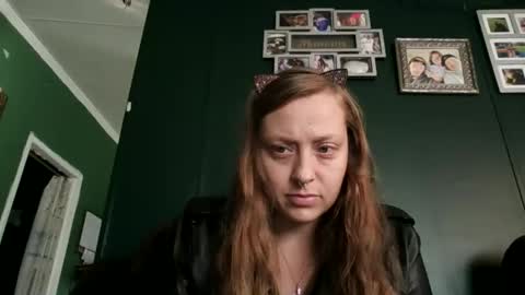 Snapshot of miztrezk chatting on 11.25.25 miztrezk online show from 11.25.25