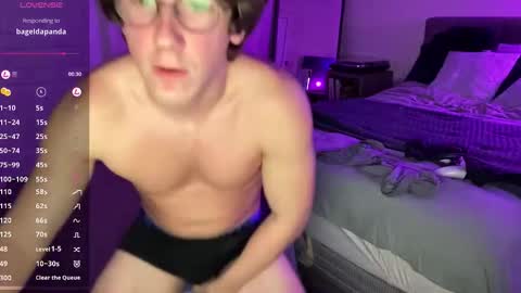 Snapshot of mizzo001 chatting on 11.03.25 Leo online show from 11.03.25