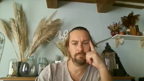 Snapshot of moi9876543210 chatting on 10.13.25 Julien online show from 10.13.25