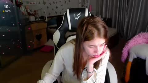 Molly Prvt is open online show from 01.13.26