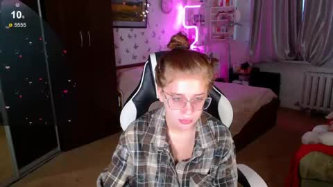 Molly Prvt is open online show from 04.29.26