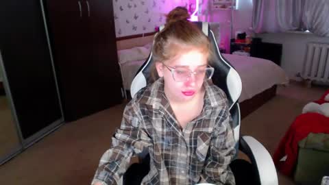 Molly Prvt is open online show from 04.30.26