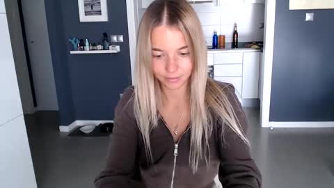 Snapshot of molly_bell chatting on 12.10.24 Molly online show from 12.10.24