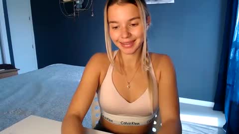 Snapshot of molly_bell chatting on 01.13.25 Molly online show from 01.13.25