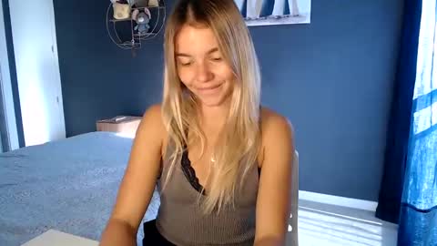 Snapshot of molly_bell chatting on 01.14.25 Molly online show from 01.14.25