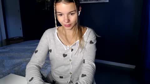 Snapshot of molly_bell chatting on 01.17.25 Molly online show from 01.17.25