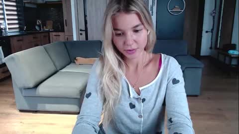 Snapshot of molly_bell chatting on 09.18.25 Molly online show from 09.18.25