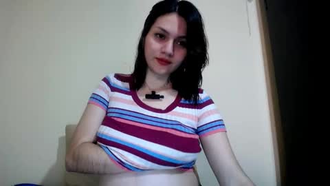 Snapshot of molly_fragance chatting on 10.06.25 Molly online show from 10.06.25