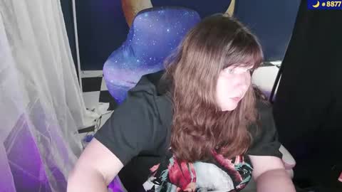 Snapshot of molly_moons chatting on 10.10.25 molly_moons online show from 10.10.25