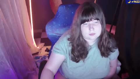 Snapshot of molly_moons chatting on 10.12.25 molly_moons online show from 10.12.25