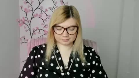 Snapshot of molly_moree chatting on 04.21.26 Molly online show from 04.21.26