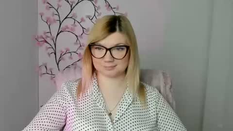 Snapshot of molly_moree chatting on 04.23.26 Molly online show from 04.23.26