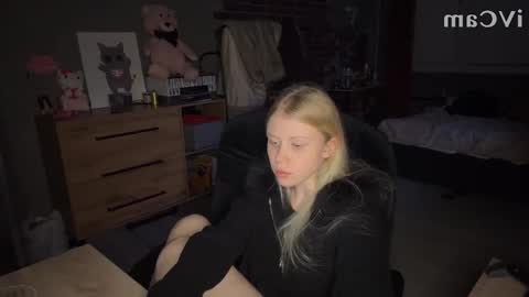 Snapshot of mollybrith chatting on 11.11.25 MollyBrith online show from 11.11.25