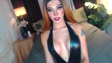 Snapshot of mollycummers chatting on 10.27.25 Molly online show from 10.27.25