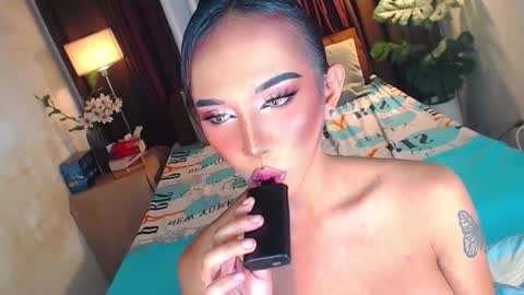 Snapshot of mollycummers chatting on 11.19.25 Molly online show from 11.19.25